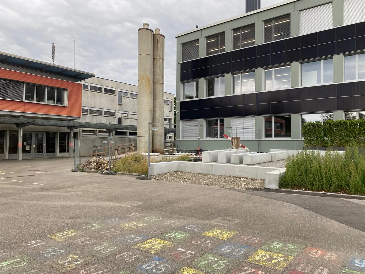 Man sieht die Baustelle des Aussenschulzimmers. 